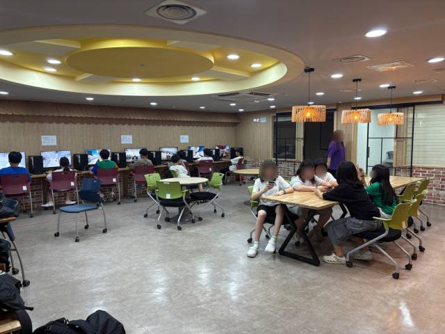 아이들이 대흥동청소년문화의집에서 게임하거나 수다를 떨며 놀고 있다. 사진=김세영 기자