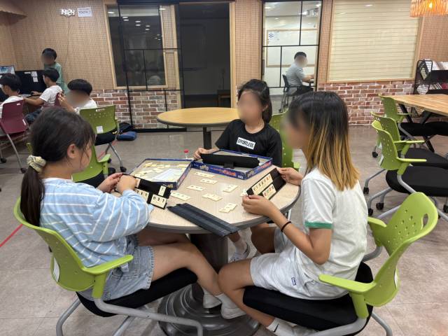 아이들이 대흥동청소년문화의집에서 보드게임을 하고 있다. 사진=김세영 기자