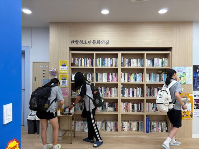 청소년들이 탄방청소년문화의집 '맞춤형 웰컴티(아이스티·아이스초코)'를 취향에 맞게 제조하고 있다. 사진=김세영 기자