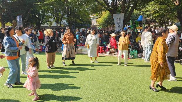 광주 광산구 홍범도공원(다모아어린이공원)에서 지난 2023년 열린 ‘제11회 고려인의 날’ 행사에 주민들이 전통 춤을 추며 즐기고 있다. 정성현 기자