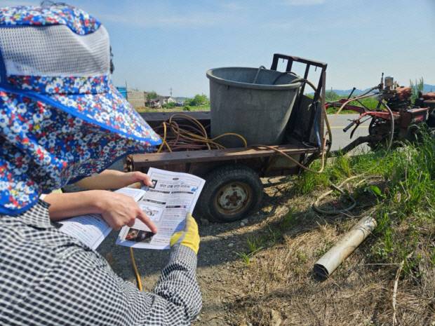 무안경찰이 고령자 농기계 교통사고 예방을 위해 자체 제작해 배포한 치안 소식지 ‘무안 교통안전 리포트’를 한 농민이 살펴보고 있다. 무안경찰 제공