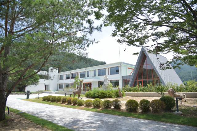 폐교를 활용한 지역특화형 친한경 숙박시설. 봉화군 제공