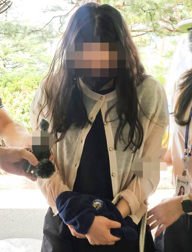 시험기간 중 학교에 무단 침입한 혐의(건조물 침입 등) 등으로 구속 영장이 청구된 전직 기간제 교사 A씨가 14일 대구지법 안동지원에 구속 전 피의자 심문(영장실질심사)을 받기 위해 이동하고 있다. 연합뉴스