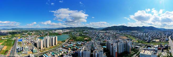 아파트로 숲을 이루고 있는 경산시 전경. /경산시 제공