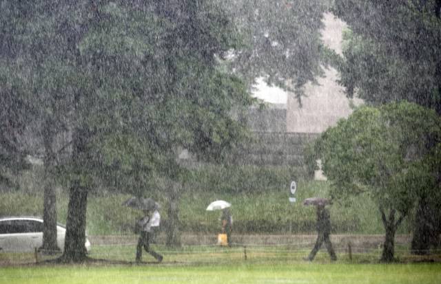 지난 8일 서울 영등포구 여의도 국회에서 시민들이 우산을 쓰고 있다. 연합뉴스