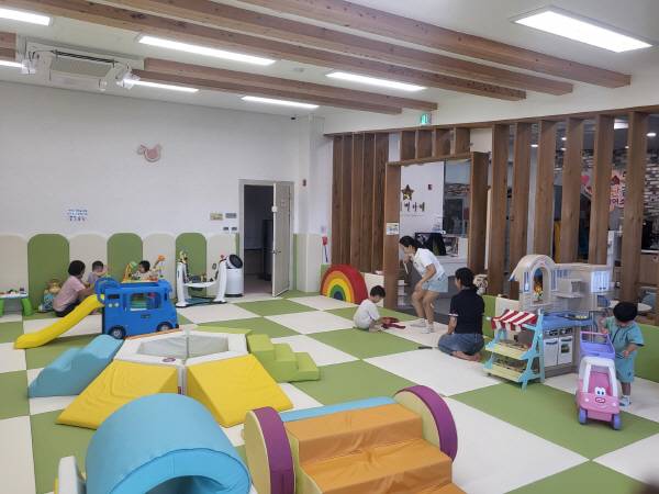 11일 의성군 안계면 출산통합지원센터 내부, 새로 교체된 매트와 다양한 유아용 놀이기구가 비치된 공간에서 아이들과 보호자가 자유롭게 어울리고 있다. 의성군