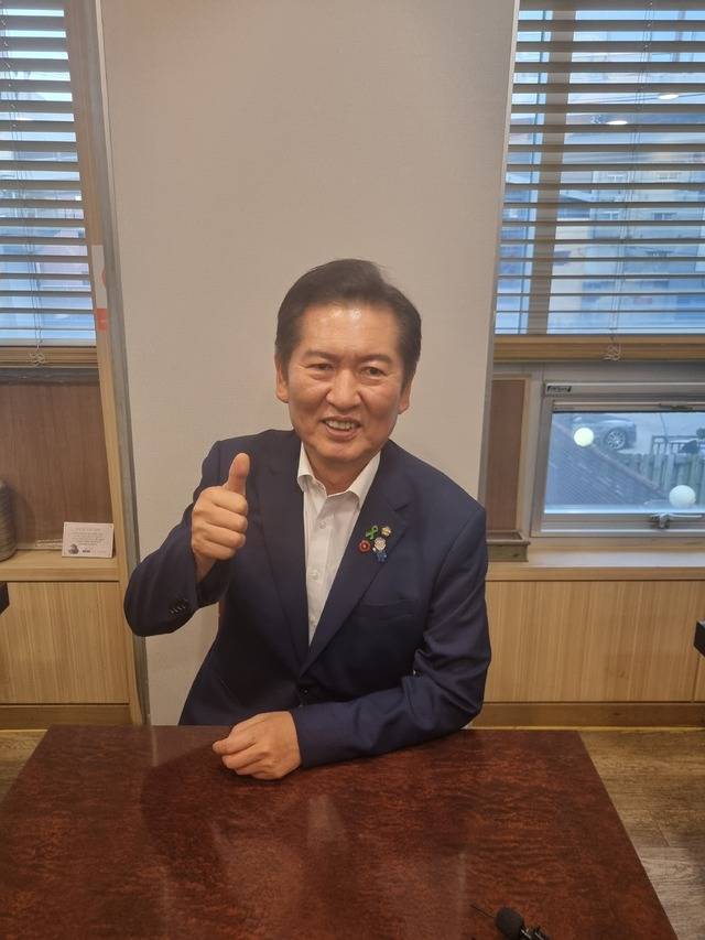 더불어민주당 당대표 경선에 나선 정청래 후보가 14일 오후 대구 동구의 한 식당에서 당원들과 간담회를 가진 뒤 '엄지척'을 하며 승리를 자신하고 있다. 박성윤 기자