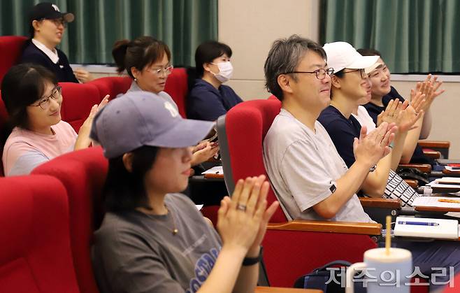 '2025 학부모아카데미' 8번째 강의가 14일 오전 10시 한라도서관 지하 시청각실에서 열렸다. 이날 강연은 변향미 백석문화대학교 교수가 '자녀 발달 단계에 따른 부모양육태도'를 주제로 진행했다. ⓒ제주의소리