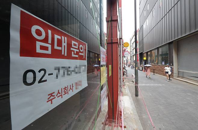 서울 명동 거리의 한 점포가 텅 비어 있다.(사진=연합뉴스)