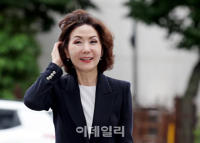 이진숙 부총리 겸 교육부 장관 후보자가 30일 오전 서울 여의도 한국교육시설안전원에 마련된 인사청문회 준비 사무실로 출근하고 있다.(사진=뉴시스)