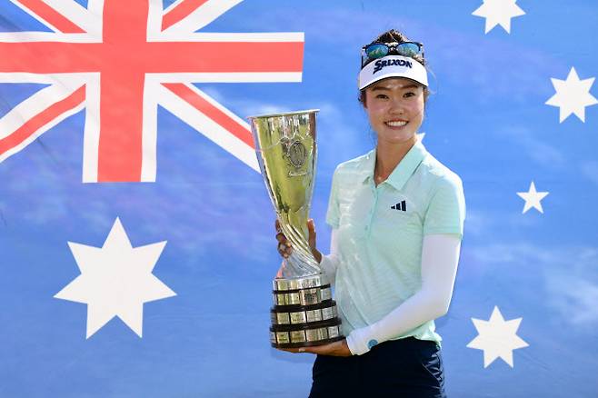 호주 교포 그레이스 김(한국이름 김시은)이 13일 프랑스 에비앙 레뱅의 에비앙 리조트 골프클럽에서 열린 LPGA 투어 메이저 대회 아문디 에비앙 챔피언십에서 연장 끝에 우승한 뒤 트로피를 들고 환하게 웃고 있다. 이 대회는 전통에 따라 우승자 국적의 국기를 게양한다. (사진=아문디 에비앙 챔피언십)