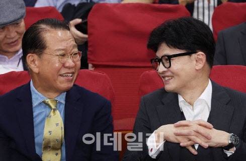 한동훈 전 국민의힘 대표와 권영세 의원이 지난해 9월 25일 국회 의원회관에서 열린 ‘북한 그리고 통일’ 포럼 세미나에서 대화하고 있다. (사진=연합뉴스)