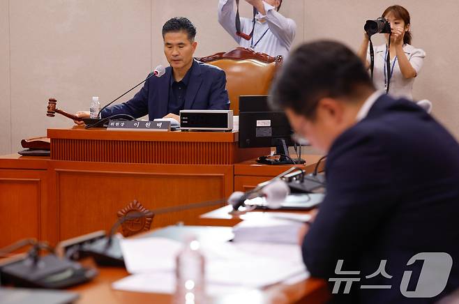 10일 서울 여의도 국회에서 열린 제427회국회(임시회) 제1차 농림축산식품법안심사소위원회에서 이원택 소위원장이 양곡관리법 등 농업 4법 심사를 위해 의사봉을 두드리고 있다. 2025.7.10/뉴스1 ⓒ News1 안은나 기자