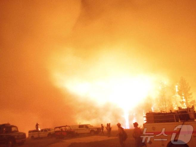 13일(현지시간) 미국 애리조나주 그랜드 캐니언에서 발생한 '드래건 브라보' 산불 현장에 소방대원들이 배치돼 있다. (미 국립공원관리청 제공) 2025.07.13. ⓒ 로이터=뉴스1 ⓒ News1 윤다정 기자