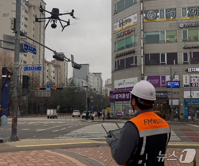드론과 인공지능(AI)을 결합한 옥외광고물 안전 점검 실증을 진행하고 있다.(시흥시 제공)