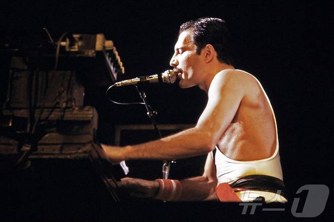 1984년 9월 18일 퀸의 리드 싱어 록 스타 프레디 머큐리가 파리의 팔레 옴니스포르 드 파리 베르시(POPB)에서 열린 콘서트에서 공연하는 모습. ⓒ AFP=뉴스1