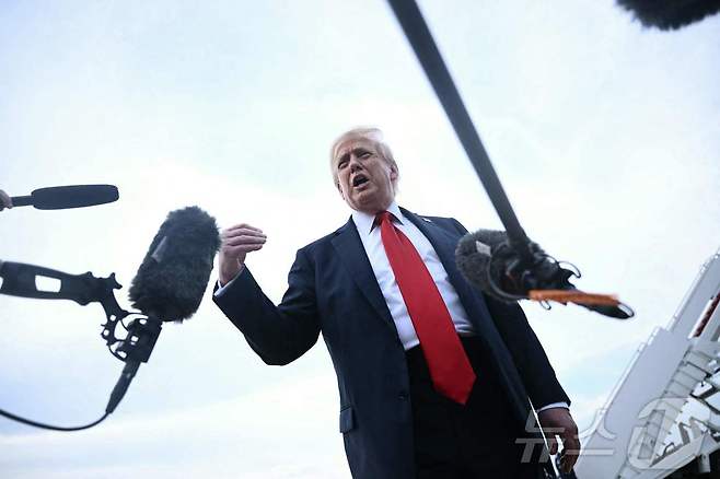 도널드 트럼프 미국 대통령이 13일(현지시간) '2025년 FIFA 클럽 월드컵 결승전'을 관람한 후 메릴랜드주 앤드루스 공군기지에 도착해 기자들의 질문을 받고 있다. 2025.7.13 ⓒ AFP=뉴스1 ⓒ News1 김경민 기자
