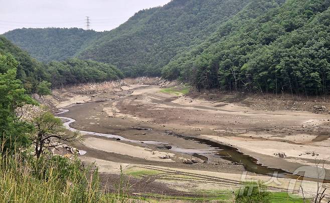 지난 8일 강원 강릉시 성산면 오봉저수지 수위가 낮아지며 바닥을 드러내고 있다. (뉴스1 DB)ⓒ News1 윤왕근 기자