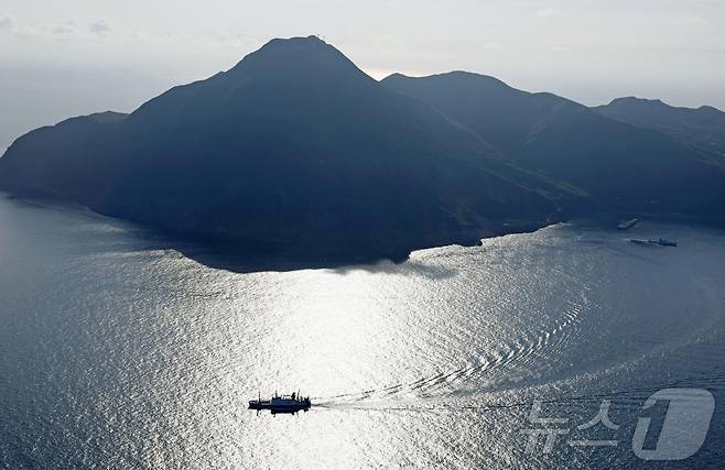 지난 4일 일본 가고시마현 도카라열도의 아쿠세키지마에서 수 차례의 지진이 연이어 발생한 가운데, 대피하는 주민들을 태운 페리가 섬을 떠나고 있다. 사진은 교도통신 제공. 2025.07.04 ⓒ 로이터=뉴스1 ⓒ News1 김지완 기자