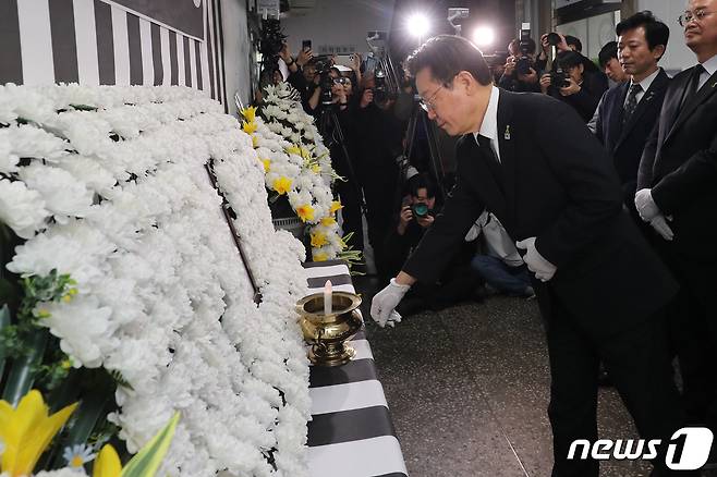 이재명 더불어민주당 대표가 14일 충북 청주시청 임시청사에 마련된 오송 지하차도 참사 분향소에서 희생자들을 추모하고 있다. (공동취재) 2024.3.14/뉴스1 ⓒ News1 김용빈 기자