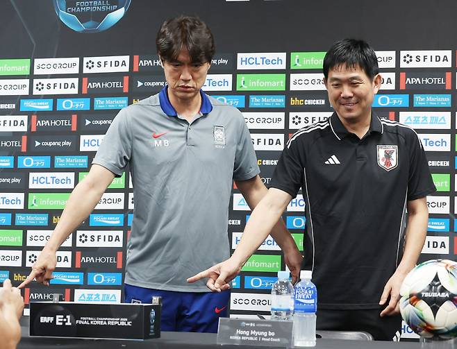 입장하는 홍명보 감독과 모리야스 감독
(용인=연합뉴스) 홍기원 기자 = 6일 경기도 용인미르스타디움에서 열린 2025년 동아시아축구연맹(EAFF) E-1 챔피언십(동아시안컵) 공식 기자회견에서 한국 홍명보 감독과 일본 모리야스 감독이 입장하고 있다. 2025.7.6