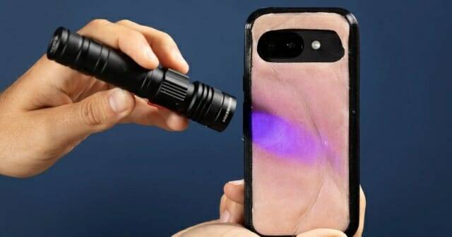 사람 피부와 꼭 닮은 모양의 스마트폰 케이스가 등장해 주목되고 있다. (출처=마크 테시에/O2)