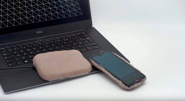 마크 테시에는 2019년에도 사람 피부와 똑 같은 인공 피부로 만든 폰 케이스를 개발해 공개하기도 했다. (사진=마크 티시어)