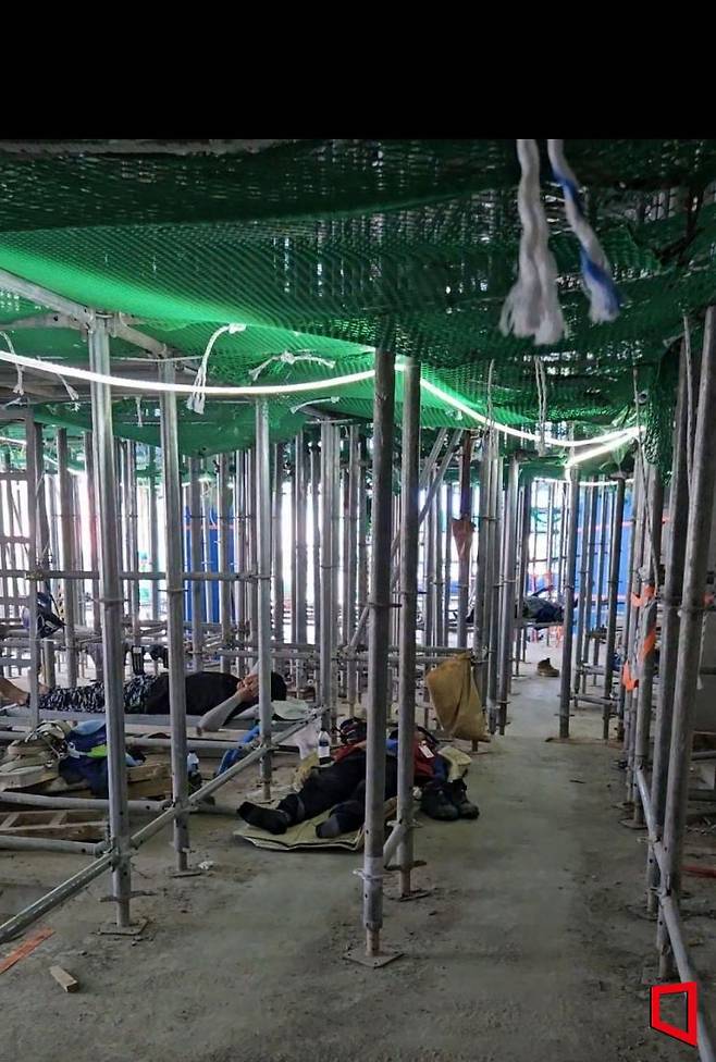 지난 10일 서울 은평구 한 아파트 건설 현장 내부에서 인부들이 잠시 낮잠을 자고 있다. 박승욱 기자