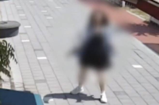 전북 남원 시내에서 흉기를 들고 돌아다닌 순경. MBC 보도화면