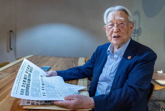 김대중 정부 시절 초대 통일부 장관을 역임한 강인덕 전 장관이 10일 오후 서울 용산구의 한 커피숍에서 최근 남북관계에 대한 전망을 밝히고 있다. /조인원 기자