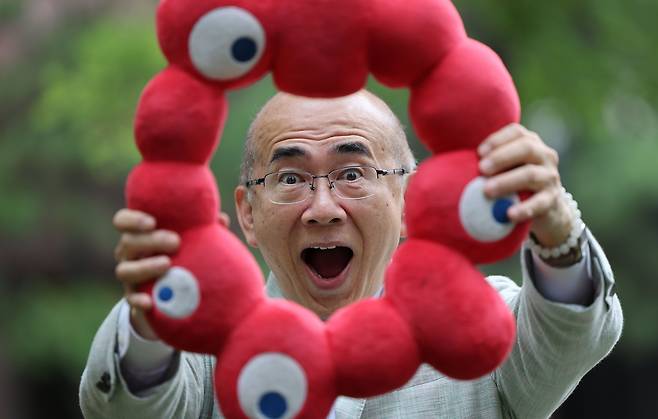 지난달 26일 오후 서울 중구 조선일보 본사에서 만난 미조하타 히로시 전 일본 관광청 장관(현 오사카 관광국 이사장)이 오사카 엑스포 마스코트인 '먀쿠먀쿠'를 들고 활짝 웃었다. 장관 퇴임 후 그는 고향인 교토와 오사카 등 간사이 지역의 관광을 살리기 위해 "온몸을 벗고" 뛰고 있다./박성원 기자