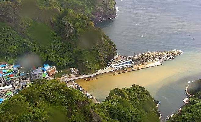 14일 오전 경북 울릉군 전역에 호우경보와 산사태 경보가 동시 발령된 가운데 도동항 주변이 흙탕물로 변해있다. /뉴스1
