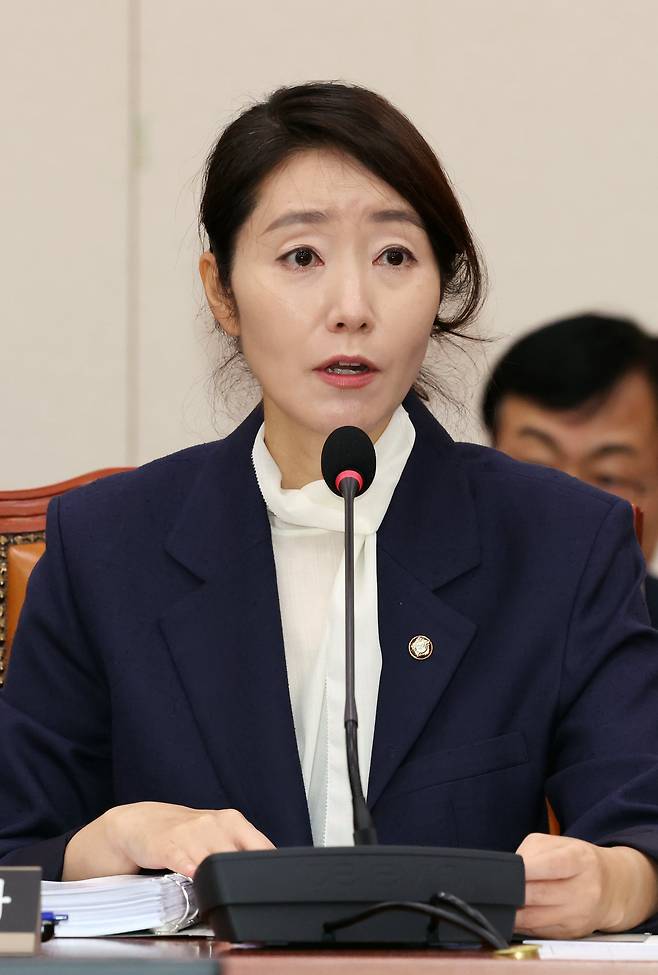 강선우 여성가족부 장관 후보자가 14일 서울 여의도 국회에서 열린 여성가족위원회의 인사청문회에서 의원 질의에 답하고 있다. /뉴시스