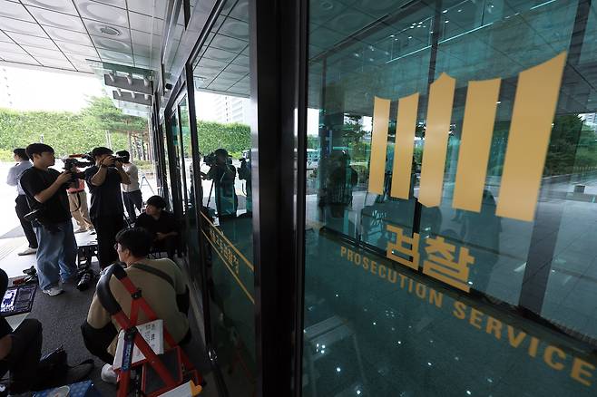 14일 오후 내란 특검 조사실이 있는 서울 서초동 서울고등검찰청 앞에서 취재진이 대기하고 있다. /뉴스1