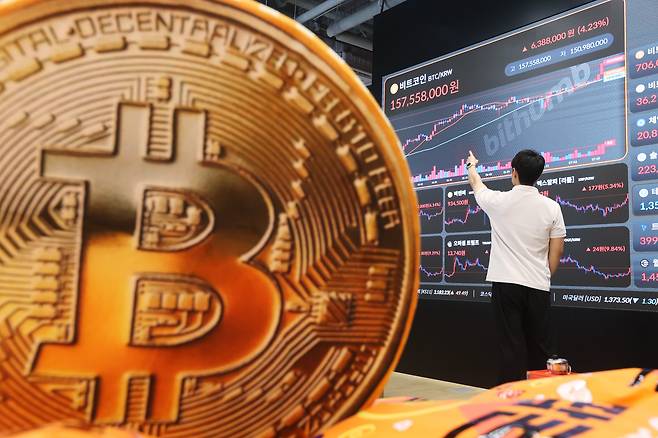 비트코인이 사상 최고가를 다시 한번 갈아치웠다. 사진은 지난 11일 서울 서초구 빗썸라운지 강남본점에 가상화폐 시세가 표시돼 있는 모습. /연합뉴스