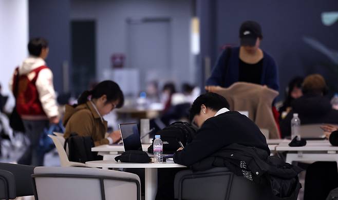 서울의 한 대학교에서 취업을 앞둔 학생들 모습. /뉴스1