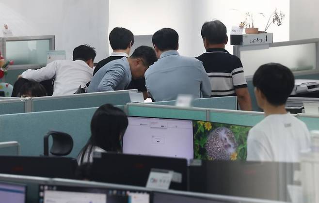 14일 서울 성동구 동해종합기술공사 성수 본사에서 김건희 특검팀 관계자들이 자료를 살피고 있다. ⓒ연합뉴스