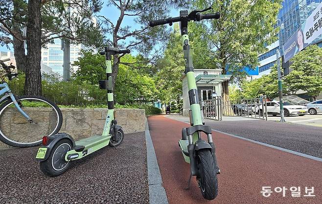 14일 대전 서구 둔산동 대전시청 인근 인도에 전동킥보드가 무단으로 세워져 있다. 대전시는 이날부터 전동킥보드 주정차 위반을 시민이 직접 신고할 수 있는 시스템을 시행했다. 김태영 기자 live@donga.com