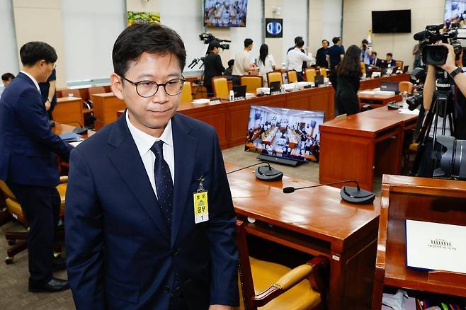 배경훈 과학기술정보통신부 장관 후보자가 14일 서울 여의도 국회 과학기술정보방송통신위원회에서 인사청문회 정회 후 이석하고 있다. 뉴스1