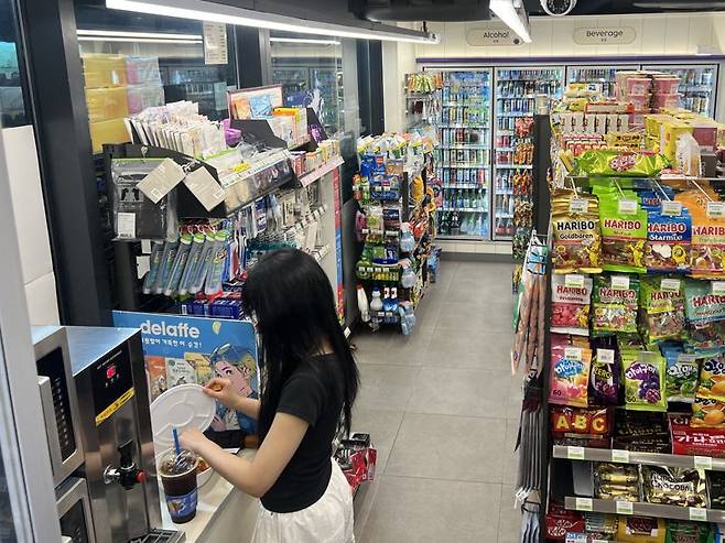내년도 최저임금이 올해보다 2.9% 오르면서 편의점 점주들은 인건비 부담에 따른 경영난을 호소하고 있다. 14일 서울 강남의 한 편의점에서 한 고객이 컵라면을 먹기 위해 준비하고 있다. 사진=김현지 기자