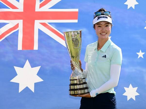 2025년 미국여자프로골프(LPGA) 투어 메이저 골프대회 아문디 에비앙 챔피언십 연장전에서 지노 티띠꾼을 꺾고 우승을 차지한 교포 선수 그레이스 김(호주)이 우승 트로피를 들고 기념 촬영하는 모습이다. 사진제공=MILLEREAU Philippe_아문디 에비앙 챔피언십 2025