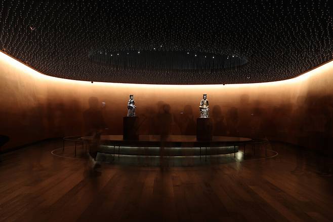 국립중앙박물관 사유의방. ‘사유의 방’은 소극장 크기(430㎡)의 넓은 전시실에 국보로 지정된 ‘반가사유상’ 두 점을 나란히 전시한 공간으로 지금까지도 큰 인기를 끌고 있다. 백소아 기자 thanks@hani.co.kr