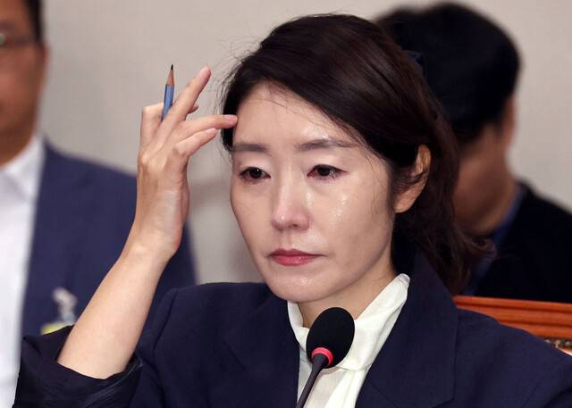 강선우 여성가족부장관 후보자가 14일 국회에서 열린 인사청문회에서 가족 얘기를 하다 감정을 추스르고 있다. 윤운식 선임기자 yws@hani.co.kr