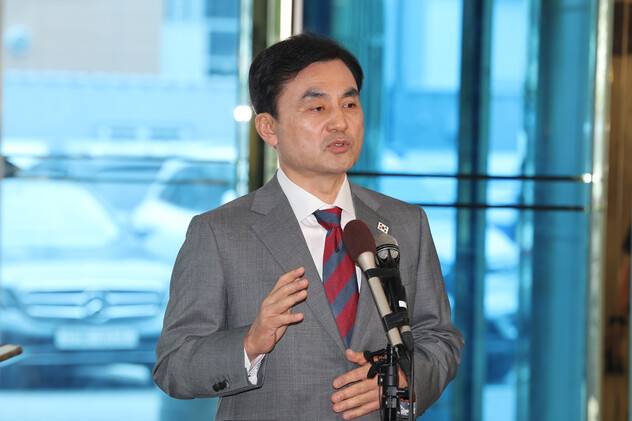 안규백 국방부장관 후보자가 지난달 27일 오전 국회 인사청문회 준비 사무실이 있는 서울 용산구 국방부 육군회관으로 출근하며 기자들의 질문에 답하고 있다. 김영원 기자 forever@hani.co.kr