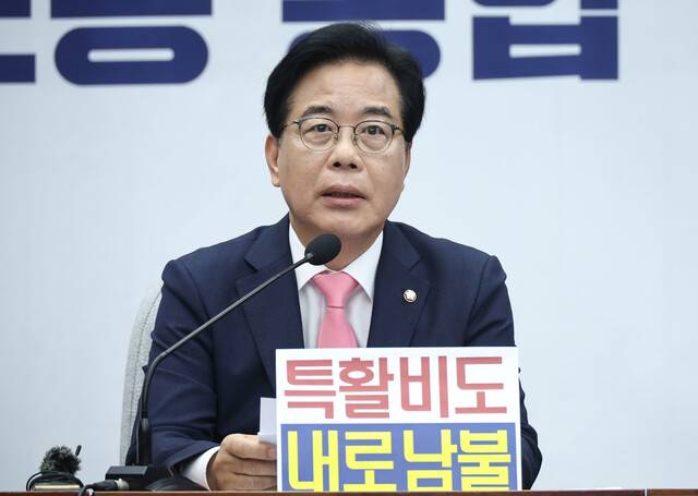 송언석 국민의힘 비상대책위원장 겸 원내대표가 4일 국회에서 열린 원내대책회의에서 발언하고 있다. 윤운식 선임기자 yws@hani.co.kr