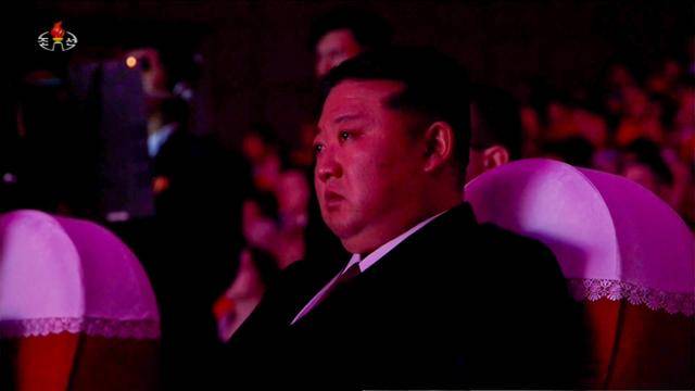 김정은 북한 국무위원장이 지난 29일 평양 4.25문화회관에서 방북 중인 올가 류비모바 러시아 문화부 장관이 참석한 가운데 열린 예술인 공연 중 무대 배경화면에 러시아 파병 북한 군인들의 활동 모습이 상영되자 눈물을 글썽이고 있다. 조선중앙TV화면=연합뉴스