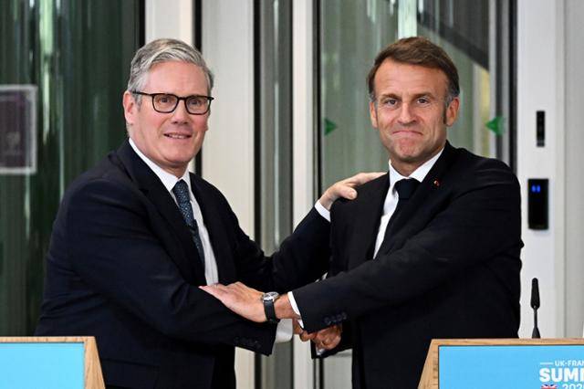 에마뉘엘 마크롱(오른쪽) 프랑스 대통령과 키어 스타머 영국 총리가 10일 영국 런던에서 공동 기자회견을 하면서 악수하고 있다. 런던=AP 뉴시스