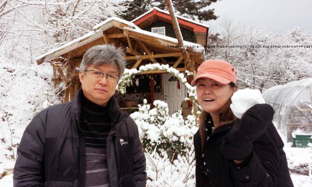 김미경(오른쪽)씨와 남편 김희담씨가 지난해 겨울 경북 영덕의 집 앞에서 촬영한 사진. 이 집은 이제 타고 없다. 김희담씨 제공