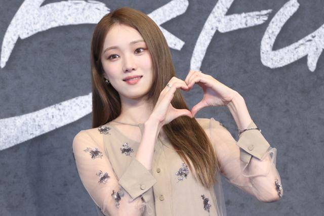 배우 이성경이 14일 서울 구로구 더링크 호텔에서 열린 JTBC 새 금요시리즈 '착한 사나이' 제작발표회에서 포즈를 취하고 있다. 연합뉴스