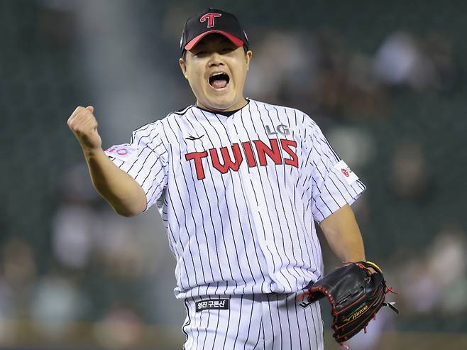 <yonhap photo-7348=""> 장현식 '우리가 이겼다!' (서울=연합뉴스) 김도훈 기자 = 11일 서울 잠실야구장에서 열린 프로야구 2025 신한 SOL 뱅크 KBO리그 SSG 랜더스와 LG 트윈스의 경기에서 LG 마무리 장현식이 6-4 승리를 확정지은 뒤 기뻐하고 있다. 2025.6.11 superdoo82@yna.co.kr/2025-06-11 21:46:32/ <저작권자 ⓒ 1980-2025 ㈜연합뉴스. 무단 전재 재배포 금지, AI 학습 및 활용 금지></yonhap>